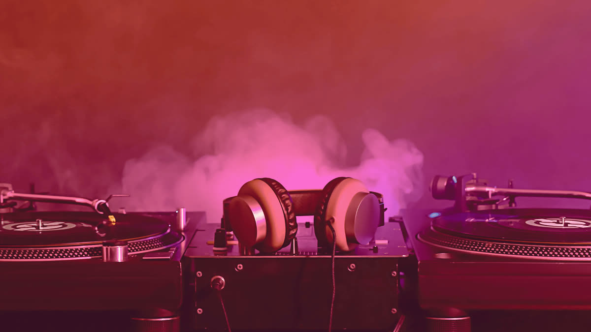 DJ-Plattenspieler und Kopfhörer in einer verrauchten roten und violetten Atmosphäre, die die Musikpromotion per SMS und WhatsApp illustrieren
