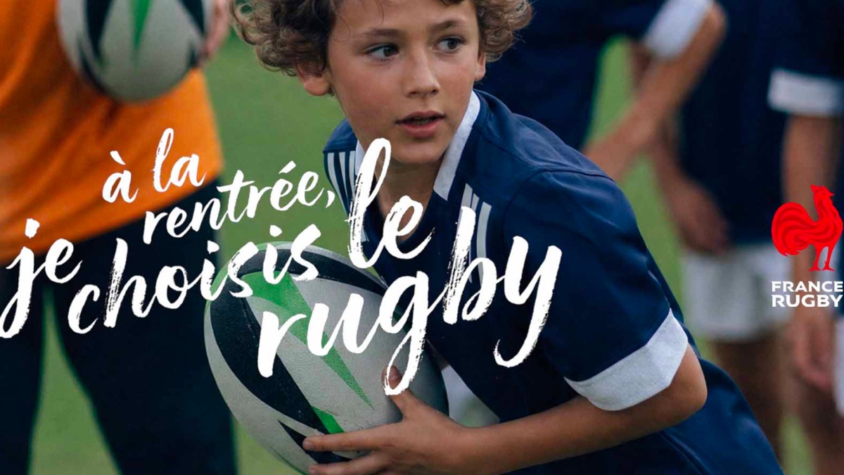 Kampagnenmotiv der FFR « À la rentrée, je choisis le rugby »: Ein junger Spieler im blauen Trikot läuft mit dem Ball in der Hand
